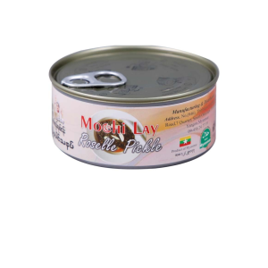 Mochi Lay Roselle Pickle (180g)မိုချီလေး ချဉ်ပေါင်သနပ် (မြန်မာနိုင်ငံထုတ် အသင့်စား ဟာလာလ် စားသောက်ကုန်လုပ်ငန်းမှ ထုတ်လုပ်ပြီး လတ်ဆတ်သော ချဉ်ပေါင်ရွက်များကို ဟင်းခတ်အမွှေးအကြိုင်များ၊ ကြက်သွန်ဖြူ၊ ဂျင်း၊ နှမ်းတို့ဖြင့် ရိုးရာလက်ရာအတိုင်း ချဉ်ချဉ်စိမ့်စိမ့်နှင့် ဆီပြန်မွှေးအိနေအောင် အထူးစီမံချက်ပြုတ်ထားသော အသင့်စား ချဉ်ပေါင်သနပ်ဗူးဖြစ်ခြင်း၊ ဟာလာလ် (Halal) စနစ်တကျ သန့်ရှင်းလတ်ဆတ်စွာ ထုတ်လုပ်ထားသဖြင့် ယုံကြည်စိတ်ချစွာ သုံးဆောင်နိုင်ခြင်း၊ အလွယ်တကူ လက်ဖြင့်ဆွဲဖောက်နိုင်သော Easy-open ဗူးပုံစံဖြင့် ထုတ်ပိုးထားသဖြင့် ခရီးသွားသည့်အခါ၊ အလုပ်ရှုပ်သည့်အခါ သို့မဟုတ် ဟင်းချက်ရန် အချိန်မရသည့်အခါများတွင် အချိန်ကုန်သက်သာစွာဖြင့် ထမင်းပူပူလေးနှင့် ချက်ချင်းတွဲဖက် စားသုံးနိုင်ခြင်း၊ တစ်ယောက်စာ သို့မဟုတ် မိသားစု ထမင်းဝိုင်းအတွက် ခံတွင်းမြိန်စေပြီး မြန်မာ့ရိုးရာ ချဉ်ပေါင်သနပ်အရသာစစ်စစ်ကို ပေးစွမ်းနိုင်သော အသင့်စား စည်သွတ်ဗူးထုတ်ကုန်)