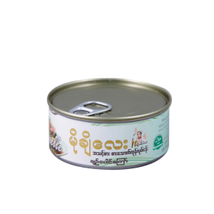 Mochi Lay Fried Roselle Leaves (180g)မိုချီလေး ချဉ်ပေါင်ကြော် (မြန်မာနိုင်ငံထုတ် အသင့်စား စားသောက်ကုန်လုပ်ငန်းမှ ထုတ်လုပ်ပြီး လတ်ဆတ်သော ချဉ်ပေါင်ရွက်များကို ငရုတ်သီး၊ ကြက်သွန်ဖြူ၊ ဝါးမျှစ် သို့မဟုတ် ပုစွန်ခြောက်/မျှင်ငါးပိတို့ဖြင့် ရိုးရာအိမ်ချက်လက်ရာ ချဉ်ပေါင်ကြော်အတိုင်း ချဉ်ချဉ်စပ်စပ်နှင့် မွှေးကြွစိမ့်နေအောင် အထူးစီမံကြော်လှော်ထားသော အသင့်စား ဟာလာလ် (Halal) စည်သွတ်ဗူးဖြစ်ခြင်း၊ စနစ်တကျ သန့်ရှင်းလတ်ဆတ်စွာ ထုတ်လုပ်ထားသဖြင့် ယုံကြည်စိတ်ချစွာ သုံးဆောင်နိုင်ခြင်း၊ အလွယ်တကူ လက်ဖြင့်ဆွဲဖောက်နိုင်သော Easy-open ဗူးပုံစံဖြင့် ထုတ်ပိုးထားသဖြင့် ခရီးသွားသည့်အခါ၊ အလုပ်ရှုပ်သည့်အခါ သို့မဟုတ် ဟင်းချက်ရန် အချိန်မရသည့်အခါများတွင် အချိန်ကုန်သက်သာစွာဖြင့် ထမင်းပူပူလေးနှင့် ချက်ချင်းတွဲဖက် စားသုံးနိုင်ခြင်း၊ တစ်ယောက်စာ သို့မဟုတ် မိသားစု ထမင်းဝိုင်းအတွက် အထူးခံတွင်းမြိန်စေပြီး မြန်မာ့ရိုးရာ ချဉ်စပ်အကြော်အလှော်အရသာစစ်စစ်ကို ပေးစွမ်းနိုင်သော အသင့်စား စည်သွတ်ဗူးထုတ်ကုန်)
