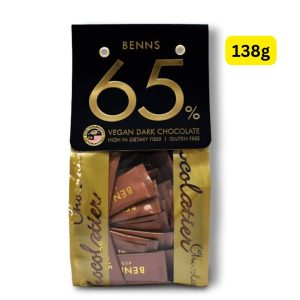Benns 65% Vegan Dark Chocolate (မလေးရှားနိုင်ငံထုတ် အဆင့်မြင့် သက်သက်လွတ် Dark Chocolate ဖြစ်ပြီး အရည်အသွေးမြင့် ကိုကိုး (Cacao) ဓာတ် ၆၅ ရာခိုင်နှုန်းအထိ ပြည့်ဝစွာ ပါဝင်ခြင်း၊ တိရစ္ဆာန်ထွက်ပစ္စည်းများ (ဥပမာ - နို့၊ ထောပတ်) လုံးဝမပါဝင်ဘဲ သဘာဝအပင်အခြေခံ သက်သက်လွတ်စစ်စစ်ဖြင့် ဖန်တီးထားခြင်း၊ ခန္ဓာကိုယ်အတွက် အမျှင်ဓာတ် မြင့်မားစွာပါဝင်ခြင်း (High in Dietary Fiber)၊ ဂျုံစေးဓာတ်မတည့်သူများအတွက် Gluten Free ဖြစ်ခြင်း၊ စားရလွယ်ကူစေရန် အထုပ်ငယ်လေးများ (Individual Packets) ဖြင့် သီးသန့်ခွဲထုတ်ပိုးထားခြင်း၊ အသားတင်အလေးချိန် ၁၃၈ ဂရမ် (138g) ပါဝင်ပြီး ကျန်းမာရေး လိုက်စားသူများ၊ ဝိတ်ချနေသူများ၊ သကြားဓာတ်လျှော့စားလိုသူများနှင့် သက်သက်လွတ်သမားများအတွက် အထူးသင့်လျော်သော ပရီမီယံ ကျန်းမာရေးချောကလက်)